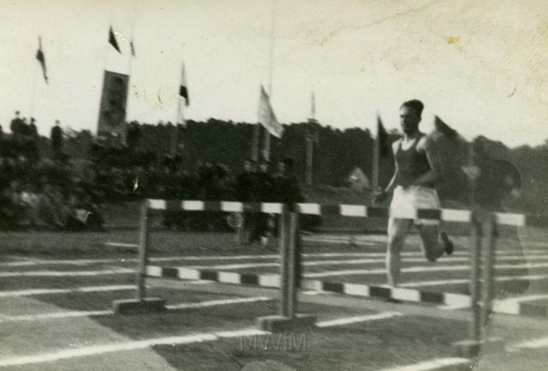 KKE 3448.jpg - Bieg 400m przez płotki, Jan Rutkowski, Olsztyn, 1947 r.